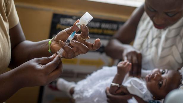 Ein Baby in Ghana bekommt eine Malaria-Impfung
