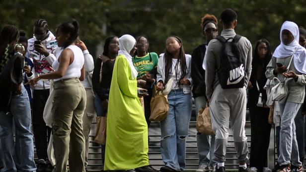 Streit um muslimische Kleidung: Testlauf für Schuluniformen in Frankreich