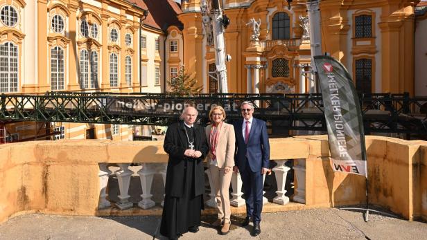 Abt Georg, LH Mikl-Leitner und Präsident Hameseder auf der Altane vor der Bibliothek und vor der Behelfsbrücke