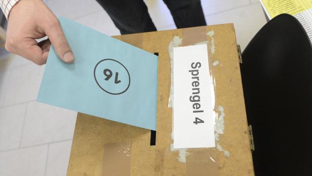 APA11714896-2 - 03032013 - WIESELBURG - ÖSTERREICH: ZU APA-TEXT II - LANDTAGSWAHL IN NIEDERÖSTERREICH: Ein Mann bei seiner Stimmabgabe am Sonntag, 03. März 2013, in einem Wahllokal in Wieselburg. APA-FOTO: HELMUT FOHRINGER