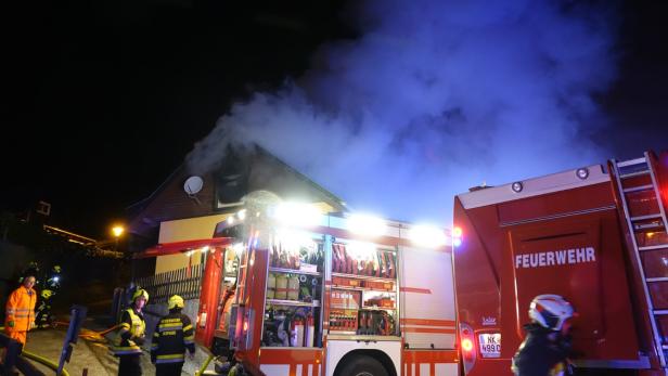 Zeitungszusteller sah Flammen, Bewohner in letzter Minute gerettet