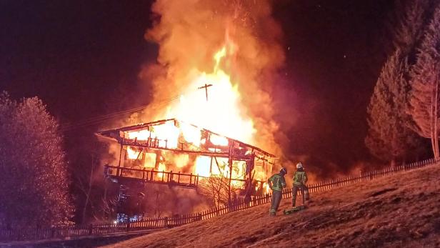 Feuer in Tiroler Bauernhaus: Polizei entdeckt Leiche in Brandruine
