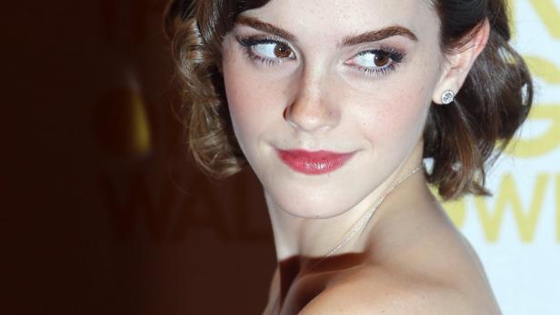Emma Watson blickt mit einem leichten Lächeln über ihre Schulter.
