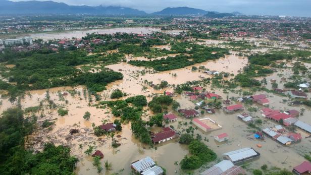 Während der Regenzeit kommt es auf Indonesien immer wieder zu Überschwemmungen: wie hier auf Sumatra.