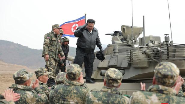 Nordkoreas Diktator steht auf einem Panzer vor Soldaten