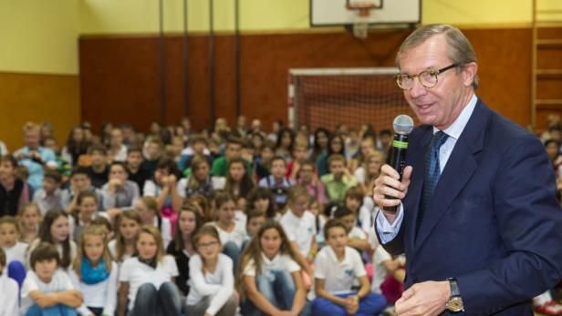 Für Wilfried Haslauer (ÖVP) läuten nicht die Pausen- sondern die Alarmglocken: NMS bringt Schülern nichts