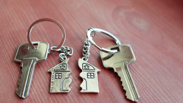 Two keys with splitted key rings with pendant in shape of house