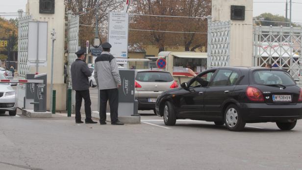 Bei der Ausfahrt am Tor 2 kommt es zu Problemen