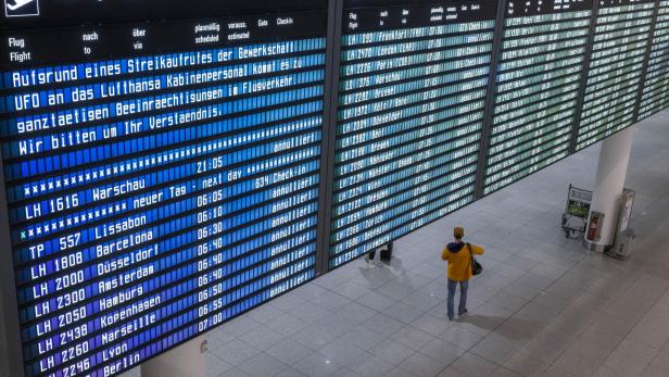 Anzeigetafel des Münchener Flughafens während des Streiks des Lufthansa Kabinenpersonals 