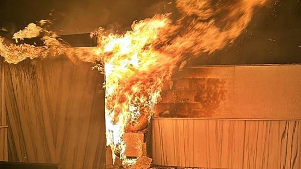 Sauna ging mit einem lauten Knall in Flammen auf