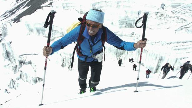 Peter Habeler beim Trekking in Nepal.