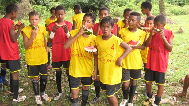 Hungrig: Diesen jungen Balltalenten in Bahia ist dank des Sozialprojekts von Markus Schruf Verpflegung, geregeltes Training in sauberen Trikots plus eine Schulausbildung garantiert.