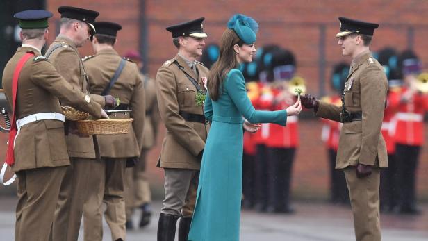2023 überreichte Kate Mitgliedern der Irish Guards kleine Kleesträußchen