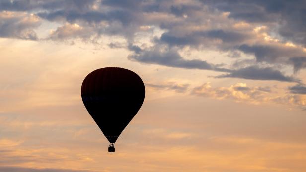 Australier stürzt aus Heißluftballon: Leiche in Wohngebiet entdeckt