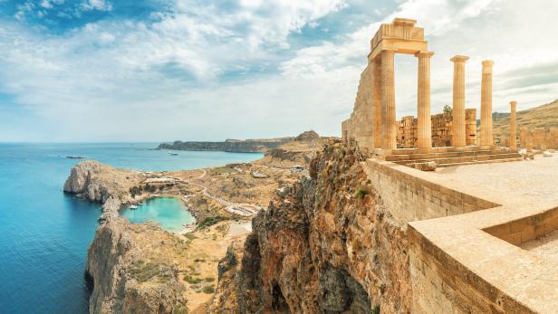 Touristenattraktion Akropolis in Lindos auf der Insel Rhodos, antike Architektur Griechenland, Meer und Buchten im Hintergrund