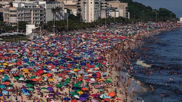 Angesichts der hohen Temperaturen suchen die Bewohner Rios Abkühlung im Meer.Angesichts der hohen Temperaturen suchen die Bewohner Rios Abkühlung im Meer.