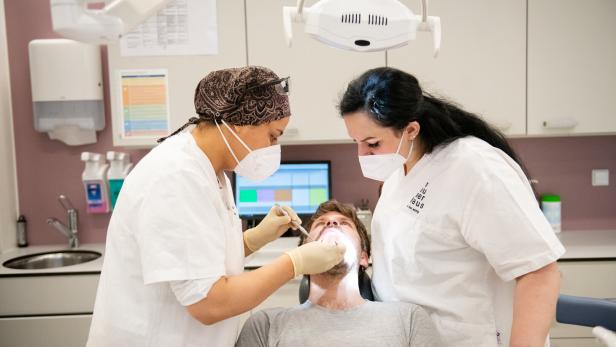 Zwei Mitarbeiterinnen in der Zahnarztpraxis Neunerhaus
