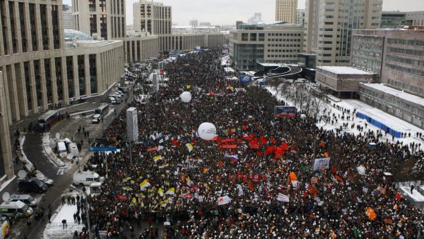 Am 24. Dezember - im orthodoxen Ritus kein Feiertag - hatten Zehntausende Menschen bei Straßenprotesten demokratische Neuwahlen gefordert.