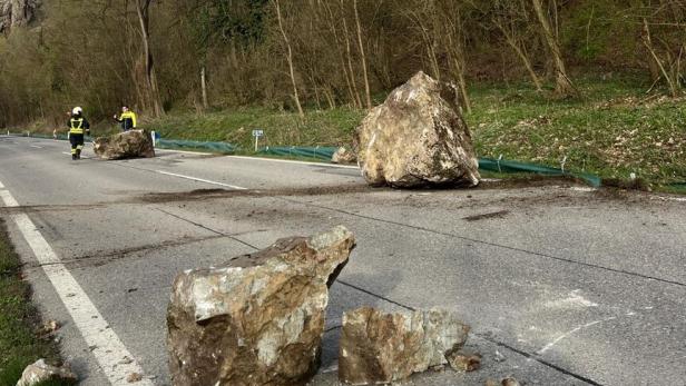 Mächtige Gesteinsbrocken kamen auf der Straße zu liegen