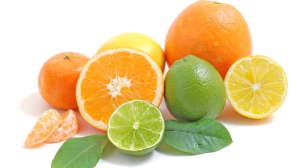 Eine Anordnung verschiedener Zitrusfrüchte wie Orangen, Zitronen und Limetten.