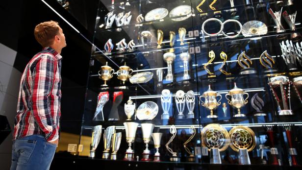 Schöne Sammlung: Sebastian Vettel bewundert die Pokale in der Red-Bull-Zentrale