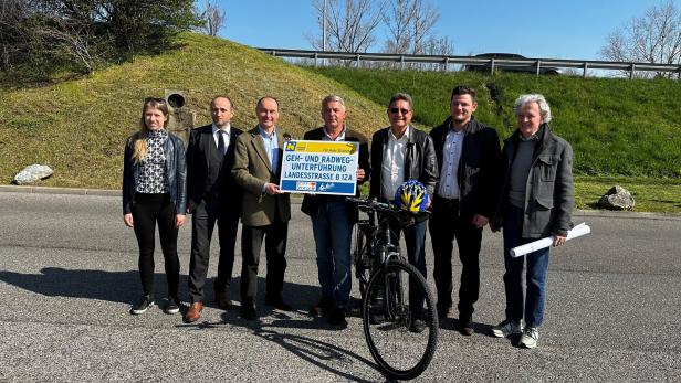 Vertreter von Land und Gemeinde planen den Rad- und Gehwegtunnel unter der B12a in Brunn am Gebirge
