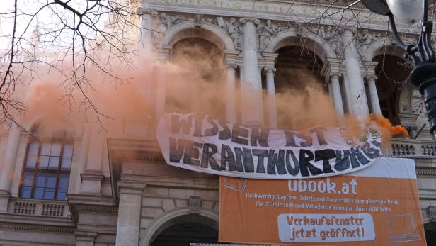 Rauch und Banner: "Letzte Generation" protestiert in Wiener Hauptuni