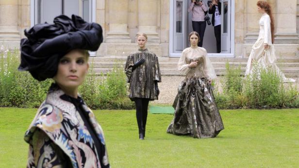 Models present creations by French designer Franck Sorbier as part of his Haute Couture Fall Winter 2013/2014 fashion show in Paris July 3, 2013 REUTERS/Gonzalo Fuentes (FRANCE - Tags: FASHION)