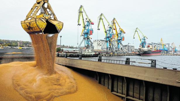 Ukrainisches Getreide wird am Hafen von Mariupol verladen