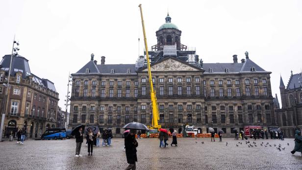 Statue wird vor Palast in Amsterdam bewegt.