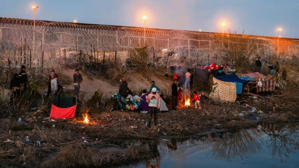 Grenze zwischen Texas und Mexiko, Zelte mit Lagerfeuern  am Stacheldrahtzaun