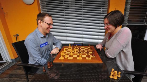 Ein Spielchen zur Zerstreuung: Markus Ragger und Tina Kopinits auf der Terrasse ihrer Grazer Wohnung