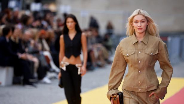 Gigi Hadid läuft auf dem Laufsteg bei einer Modenschau.