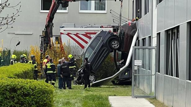NÖ: Autos stürzten in Baden aus Krankenhaus-Parkdeck