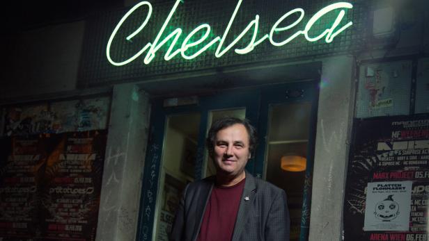 Othmar Bajlicz vor seinem Lokal: Das Chelsea feiert ein Jubiläum.