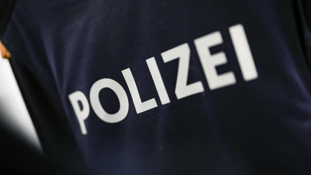 Ein 32-jähriger Mann ist bei einer Auseinandersetzung am Reumannplatz in Wien-Favoriten am späten Donnerstagnachmittag mit einem Messer verletzt worden. 