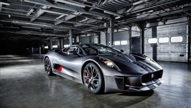 Ein grauer Jaguar XJ220 Supersportwagen steht in einer Garage.