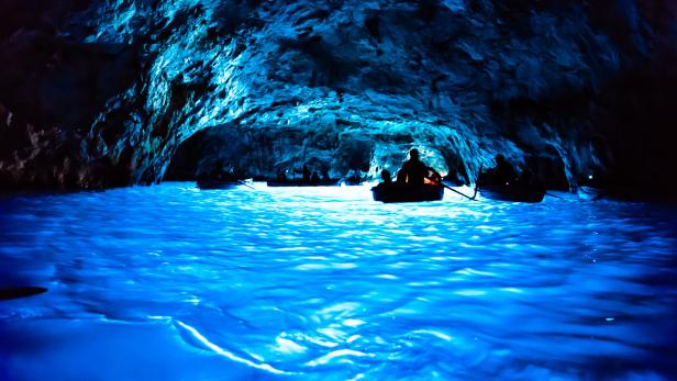 Im Familiendomizil der Benkos in Igls bei Innsbruck soll es eine Nachbildung der Blauen Grotte auf Capri geben, mitgebaut von kleinen, lokalen Firmen.