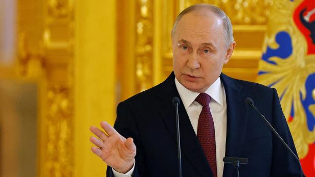 Russian President Putin meets with his election campaign confidants in Moscow