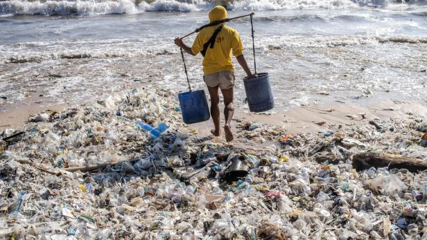 Bali erstickt im Müll: Touristen helfen beim Aufräumen