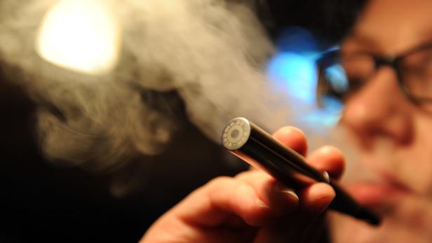 Helfen E-Zigaretten beim Aufhören? Unter Experten wird das heftig diskutiert