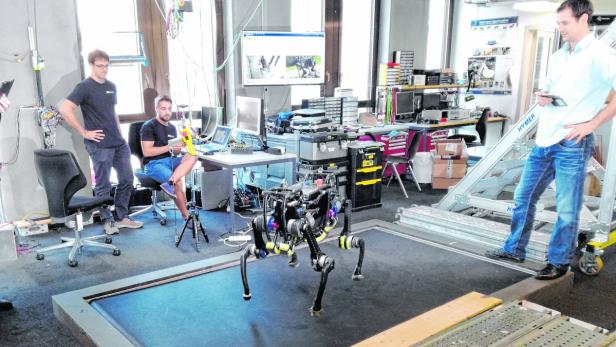 Assistenzprofessor für Robotersysteme Marco Hutter (re.) mit seinem Roboter „Anymal“