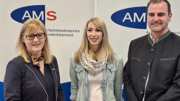 AMS-Chefin Sandra Kern mit Installateur-Lehrling Nicole Schuster (29) und angehendem Pflegeassistent Martin Kotrba (56)
