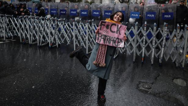 Weltfrauentag, 8. März 2024, in Istanbul: Häufig wurden Proteste von der Polizei beendet, heuer hielt man sich, wohl  wegen der  Wahlen, zurück.