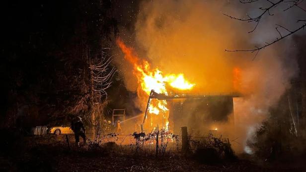 Haus in NÖ brannte ab: Mutter mit kleiner Tochter "vor dem Nichts"