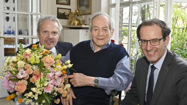 Herbert Föttinger (l.) und Alexander Götz (r.) hören 2026 auf. Auf diesem Archiv-Foto aus 2020 gratulieren sie Otto Schenk zum 90. Geburtstag
