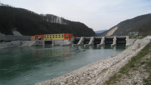 Wasserkraft-Gewinnung bei Krsko: Besser oder böser als das nahe gelegene Atomkraftwerk?