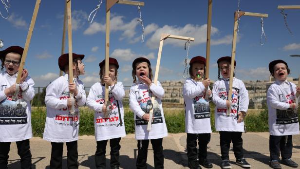 Kinder protestieren mit Galgen: Streit um Wehrpflicht für Ultra-Orthodoxe
