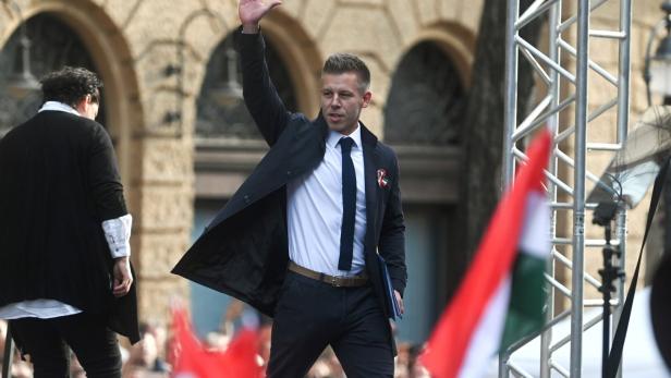 Péter Magyar war lange im Umkreis von Orbáns Regierungspartei Fidesz tätig gewesen. Am 15. März, dem Nationalfeiertag, konnte er Zehntausende zu einer Demonstration gegen die Regierung mobilisieren. Er hat angekündigt, eine eigene Partei gründen zu wollen. Péter Magyar war lange im Umkreis von Orbáns Regierungspartei Fidesz tätig gewesen. Am 15. März, dem Nationalfeiertag, konnte er Zehntausende zu einer Demonstration gegen die Regierung mobilisieren. Er hat angekündigt, eine eigene Partei gründen zu wollen.