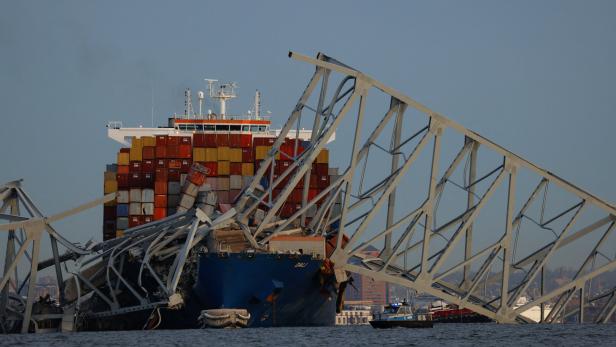 Brückeneinsturz: 2 Menschen gerettet, Suche nach 6 weiteren läuft 